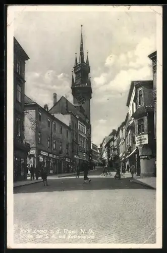AK Znaim a. d. Thaya, Strasse der S.A. mit Rathausturm