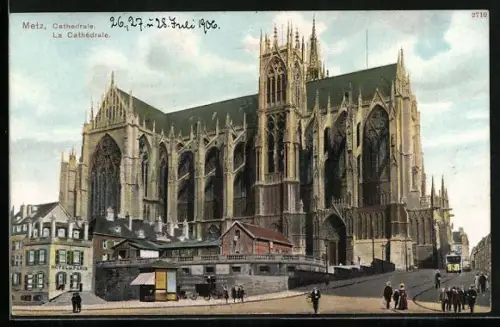 AK Metz, La Cathédrale majestueuse et les rues animées alentours