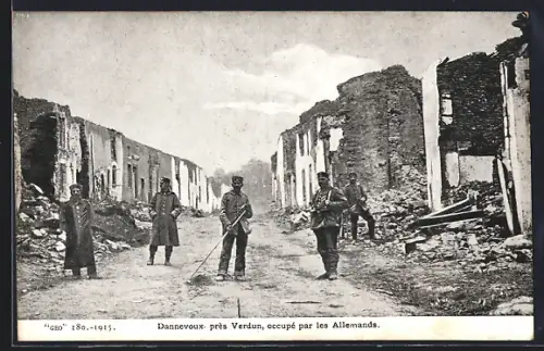 AK Dannevoux, Zerstörte Gebäude und Soldaten