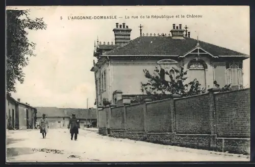 AK L`Argonne-Dombasle, La rue de la Republique et le Chateau