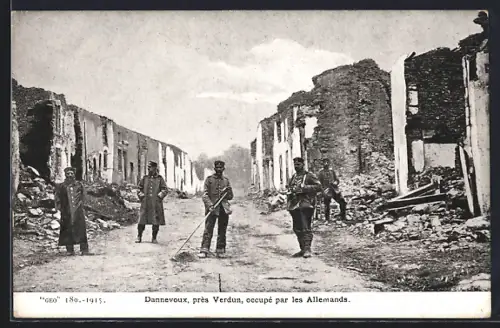 AK Dannevoux, Zerstörte Gebäude und Soldaten