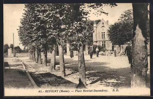 AK Revigny, Place Henriot-Ducoudray, Partie im Ort