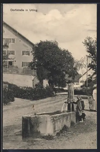 AK Utting, Kleines Mädchen an einem Brunnen in der Dorfstrasse