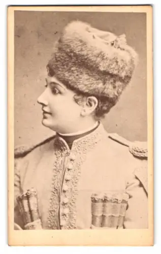 Fotografie unbekannter Fotograf und Ort, Antonie Link im Kostüm zur Operette Fatinitza