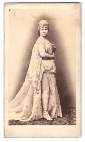 Fotografie Porträt Opernsängerin Marie Geistinger, im schicken Kleid mit sexy Leg