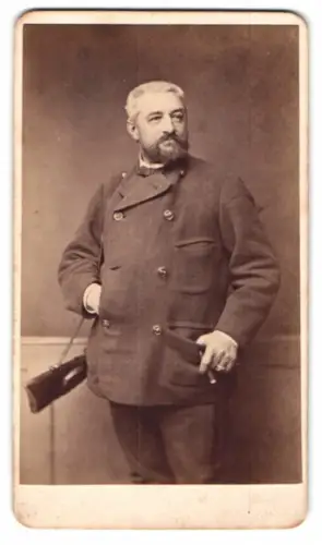 Fotografie Franz Hanfstaengl, München, Portrait Ludwig von Mussinan, Generalleutnant in Zivil mit Flinte als Jäger