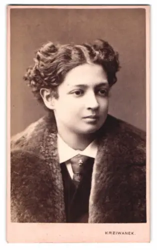 Fotografie Krziwanek, Wien, Neustiftgasse 5, junger Knabe Maurice Dengremont, Violinvirtuose im Pelzmantel