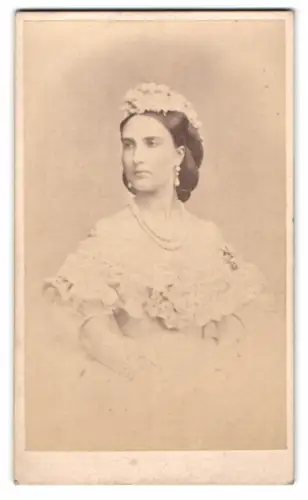 Fotografie Porträt Charlotte von Belgien, Kaiserin von Mexiko im schulterfreien Kleid