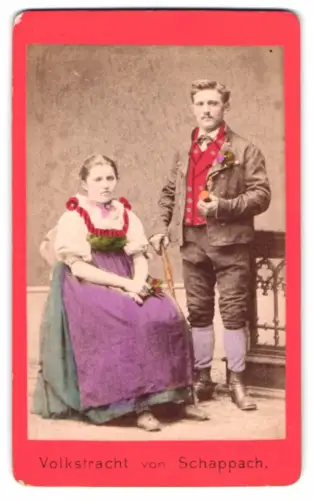 Fotografie unbekannter Fotograf und Ort, Volkstracht von Schappach, Paar in traditioneller Kleidung, Handkoloriert