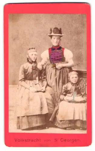 Fotografie Fotograf unbekannt, Mutter mit ihren Kindern in Volkstracht aus St. Georgen, Handkoloriert