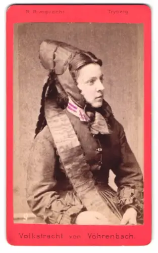 Fotografie R. Rimprecht, Tryberg, junge Frau in Volkstracht von Vöhrenbach