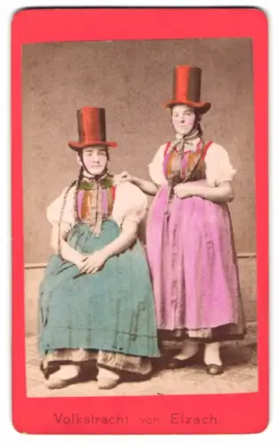 Fotografie Fotograf unbekannt, Damen in Volkstrachten aus Elzach, Handkoloriert