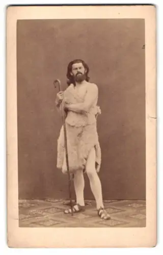 Fotografie B. Johannes, Partenkirchen, Darstellung bei Passionsspielen als Hirte mit Pelz