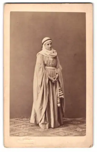 Fotografie B. Johannes, Partenkirchen, Passionsspiele, Schauspielerin als Fromme Frau im Gewand