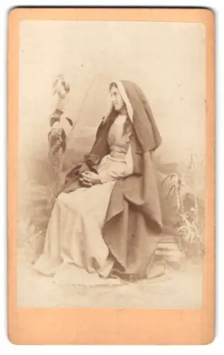 Fotografie J. Steigenberger, Weilheim Oberbayern, Passiosspiel, fromme Frau betet zu Gott