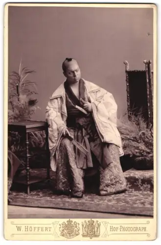 Fotografie W. Höffert, Dresden, See Str. 10, Schauspieler Fred Billington als Pooh-Bah im Stück The Mikado, 1886