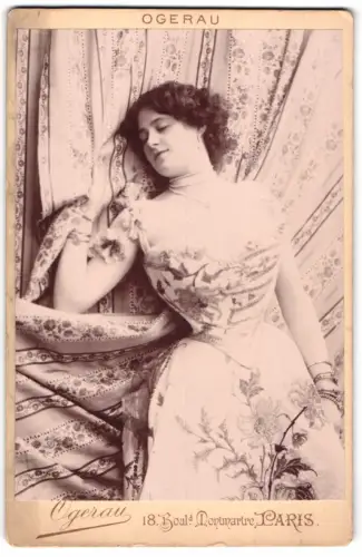 Fotografie Ogerau, Paris, Boulevard Montmartre 18, französ. Schauspielerin Liane de Vries im bestickten Kleid, 1897