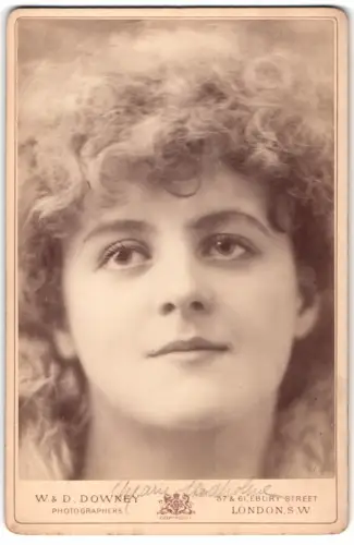 Fotografie W. & D. Downey, London, Ebury Street, Porträt Schauspielerin Marie Studholme