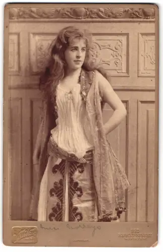 Fotografie Van der Weyde, London, Regent Street 182, Schauspielerin Rose Norreys mit langen Haaren