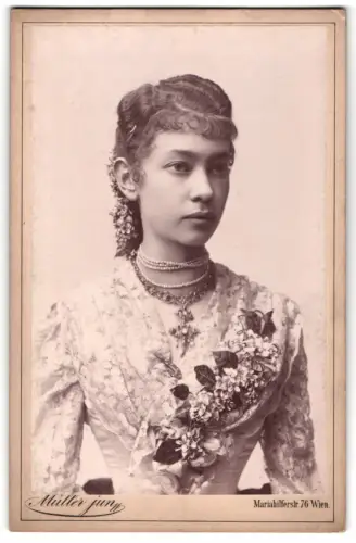 Fotografie M. Müller jun., Wien, Mariahilferstr. 76, Porträt attraktive junge Schauspielerin im bestickten Kleid