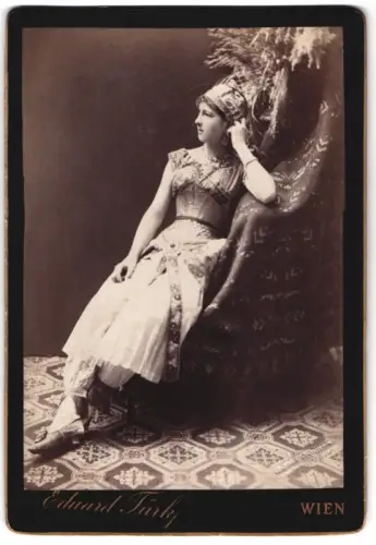 Klapp- Fotografie Eduard Türk, Wien, Margarethenstrasse 4, Schauspielerin Marie Reisehofer im Bühnenkostüm