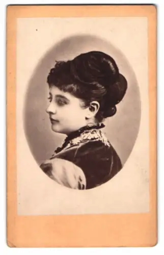 Fotografie Fotograf und Ort unbekannt, Pauline Lucca im Seitenprofil, sie war Günstling von Bismarck und Wilhelm I.