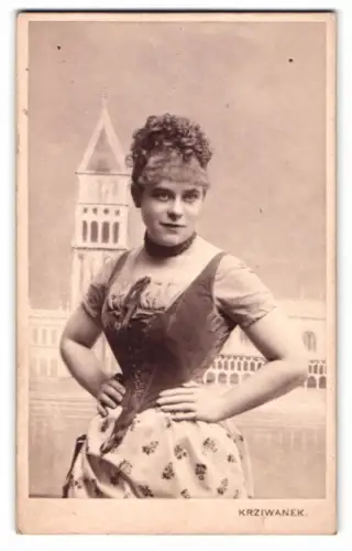 Fotografie Krziwanek, Wien, Hofstallstrasse 5, österr. Schauspielerin Rosa Streitmann im taillierten Kleid