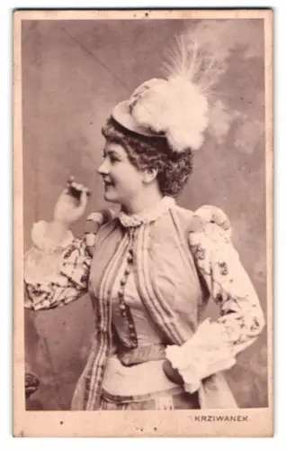 Fotografie Krziwanek, Wien, Hofstallstrasse 5, Porträt Schauspielerin Frl. Erdöszy im Kostüm