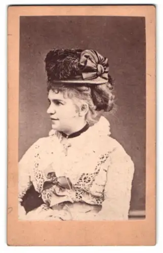 Fotografie Fotograf und Ort unbekannt, Porträt der Schauspielerin Josefine Gallmeyer im Kleid mit Hut