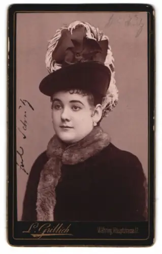 Fotografie L. Grillich, Wien-Währing, Hauptstrasse 17, Porträt Schauspielerin Frl. Schütz im Wintermantel