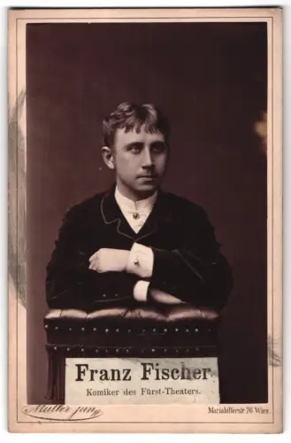 Fotografie M. Müller jun., Wien, Mariahilferstr. 76, Komiker Franz Fischer vom Fürst.-Theater Wien, mit Autograph, 1883