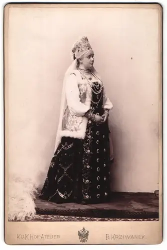 Fotografie R. Krziwanek, Wien, Mariahilferstrasse 33, russische Opernsängerin Nadina Slevianski im Bühnenkostüm, 1895