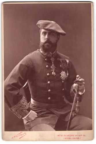 Fotografie Nadar, Paris, Porträt Carlos Maria de Borbon, Herzog von Madrid in Uniform mit Orden, Don Carlos