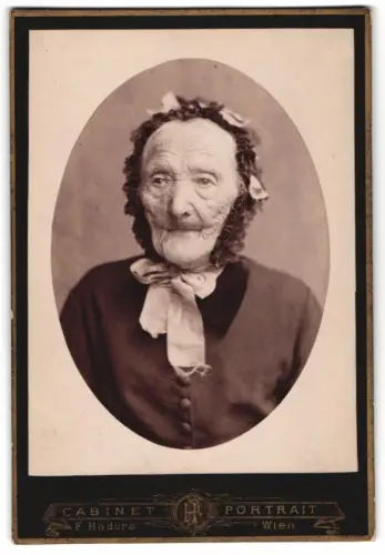 Fotografie F. Hodura, Wien, IV. Favoritenstr. 46, Porträt der 111 Jährigen Josefa Ponza im Jahre 1886, Post mortem