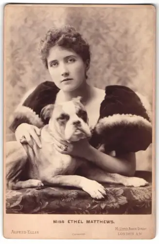 Fotografie Alfred Ellis, London, Upper Baker Street 20, Schauspielerin Miss Ethel Matthews mit ihem Hund