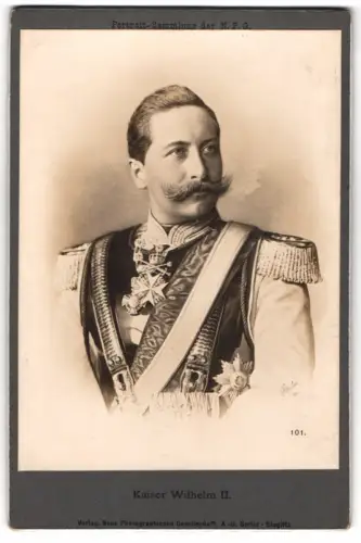 Fotografie NPG, Berlin, Kaiser Wilhelm II im prächtigen Kürass mit Orden