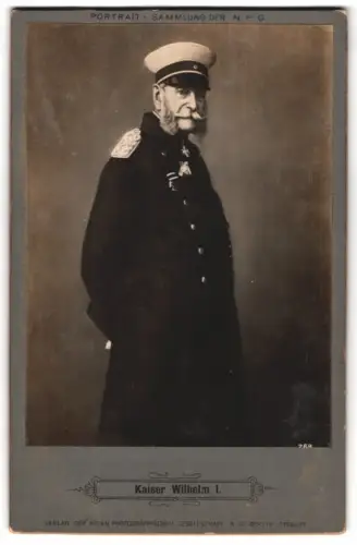 Fotografie NPG, Berlin, Kaiser Wilhelm I. von Preussen im Uniformmantel mit Orden