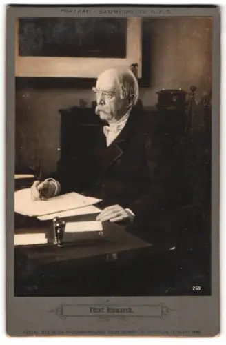 Fotografie NPG, Berlin Steglitz, Fürst Bismarck am Schreibtisch