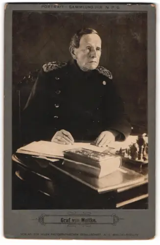 Fotografie NPG, Berlin, Portrait Graf von Moltke in Uniform am Schreibtisch