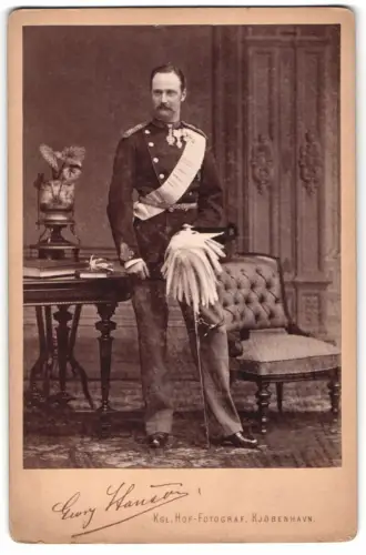 Fotografie Georg Hansen, Kjøbenhavn, Østergade 54, König Frederik VIII. von Dänemark in Uniform mit Orden