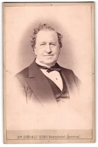 Fotografie Dr. Székely, Wien, Heinrichshof Opernring I, Porträt Karl von La Roche, Schauspieler und Sänger