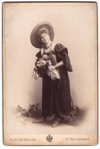 Fotografie R. Krziwanek, Ischl, Franzensallee 10, öster. Opernsängerin Marie Ottmann im Kleid mit Blumenstrauss