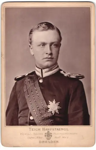 Fotografie Teich Hanfstaengl, Dresden, Ostra-Allee, Kronprinz Friedrich August III. von Sachsen in Uniform mit Orden