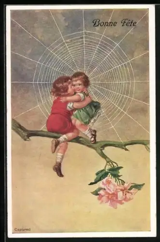 AK Mädchen und Junge umarmen sich vor einem Spinnennetz