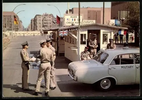 AK Berlin, Friedrichstrasse, Checkpoint Charlie, französische und britische Wachsoldaten