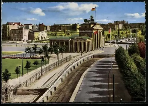AK Berlin, Brandenburger Tor nach dem 13. August 1961, Blick über die Grenzanlagen