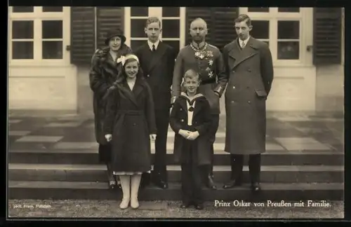 AK Prinz Oskar von Preussen in Uniform mit Familie