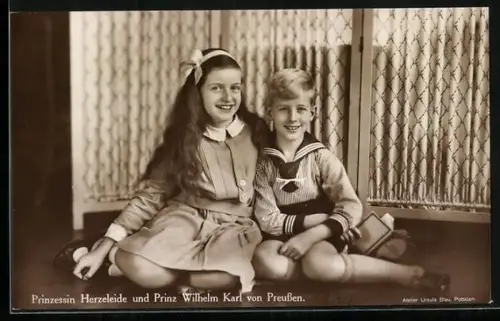 AK Prinzessin Herzeleide und Prinz Wilhelm Karl von Preussen, auf dem Boden sitzend