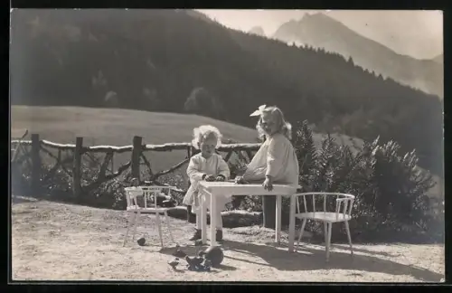 Foto-AK Prinzessin Viktoria Marina und Prinz Wilhelm Viktor mit Spielzeugen und Puppe