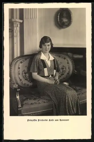 AK Prinzessin Friederike Luise von Hannover sitzt auf einem Sofa
